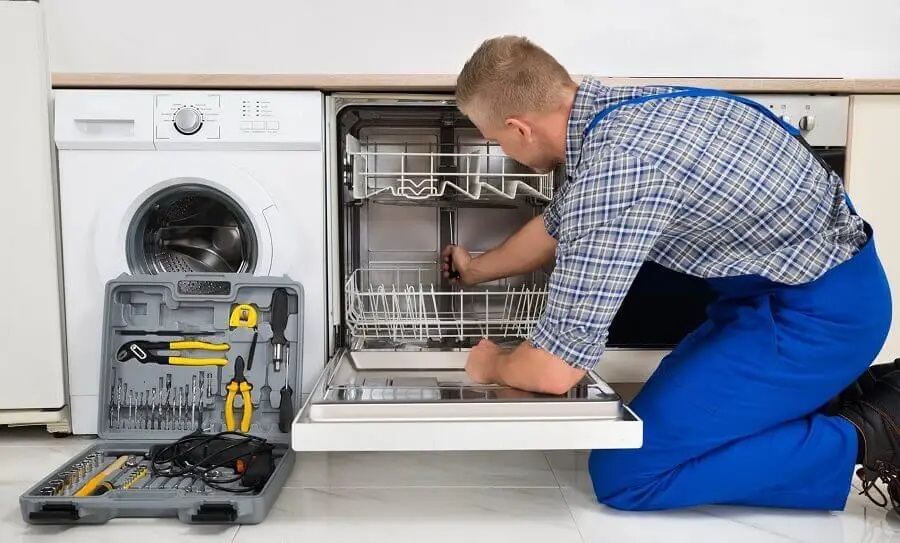 Beydağ Hitachi servisi teknisyen ekibi beyaz eşya tamiri yaparken